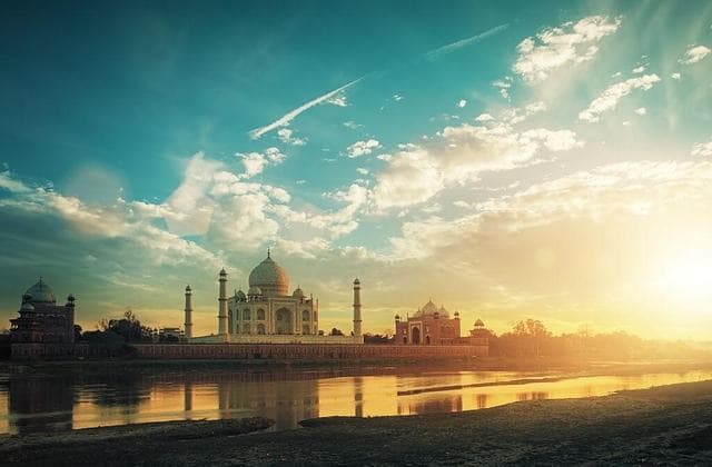 Delhi to Agra Tour by Gatimaan Express Train hero (real)